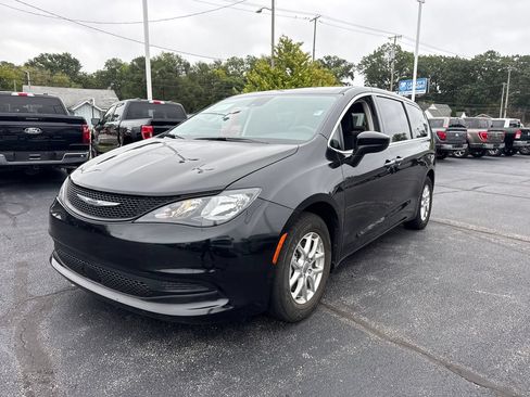 Used 2023 Chrysler Voyager LX FWD image 2
