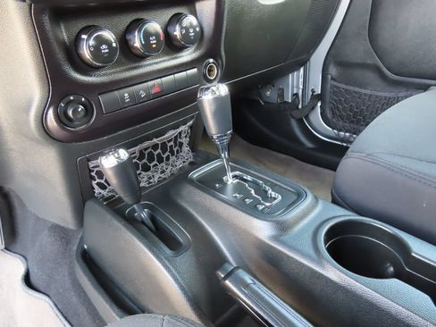 Used 2018 Jeep Wrangler Unlimited Sport S AWD/4WD image 16