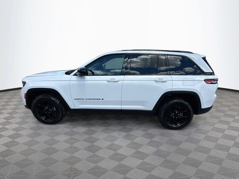 Used 2024 Jeep Grand Cherokee Altitude RWD image 9