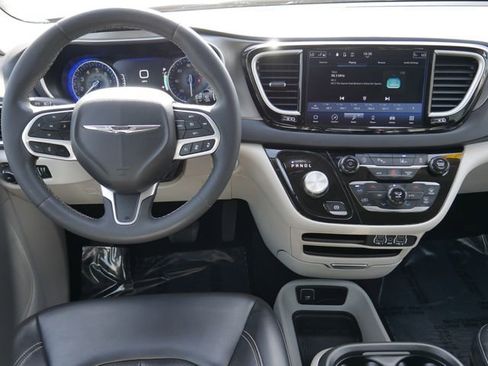 Used 2023 Chrysler Pacifica Touring-L image 18