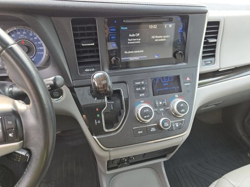 Used 2017 Toyota Sienna XLE FWD image 27