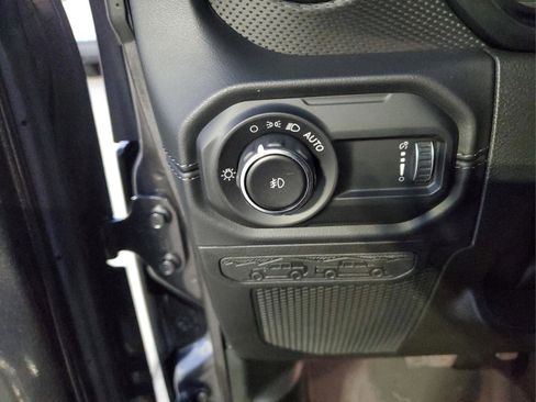 Used 2025 Jeep Wrangler Unlimited Rubicon w/ Technology Group image 25