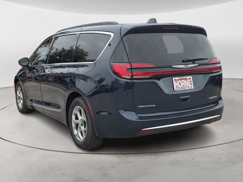 Used 2022 Chrysler Pacifica Limited w/ Uconnect Theater Family Group image 5