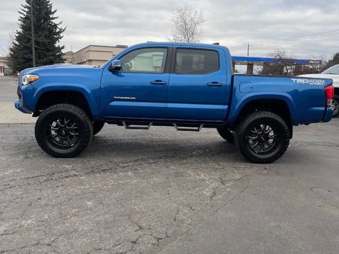 Used 2017 Toyota Tacoma TRD Sport image 2