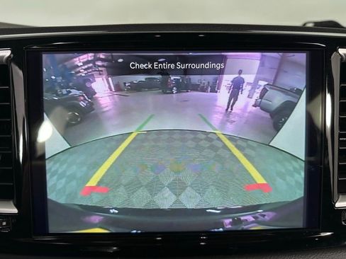 Used 2024 Chrysler Pacifica Touring-L image 7