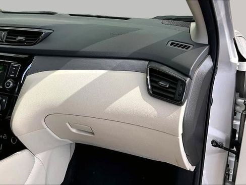 Certified 2020 Nissan Rogue Sport SL FWD image 18