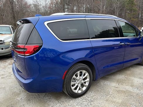 Used 2021 Chrysler Pacifica Touring-L w/ Uconnect Theater Family Group image 8