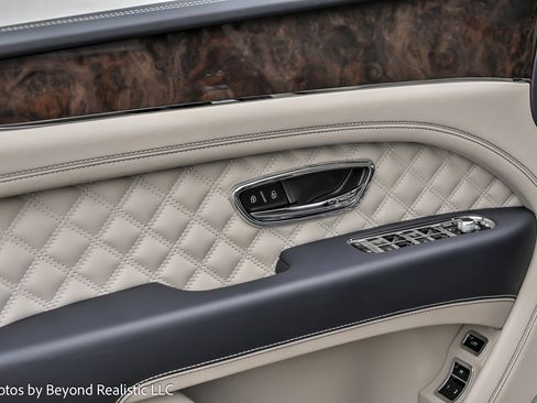 Used 2022 Bentley Bentayga image 21