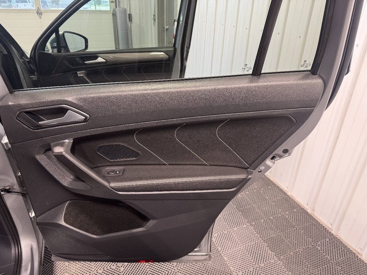 Used 2023 Volkswagen Tiguan SE AWD/4WD image 19