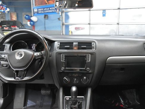 Used 2017 Volkswagen Jetta SE image 24
