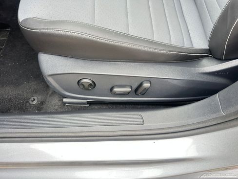 Used 2025 Volkswagen Jetta SE image 23