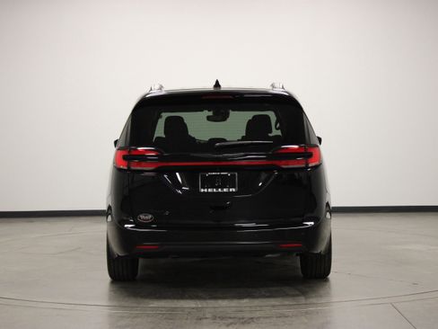 Used 2026 Chrysler Pacifica Limited w/ S Appearance Package FWD image 7