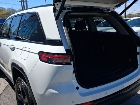 Certified 2023 Jeep Grand Cherokee Limited w/ Black Appearance Package AWD/4WD image 12
