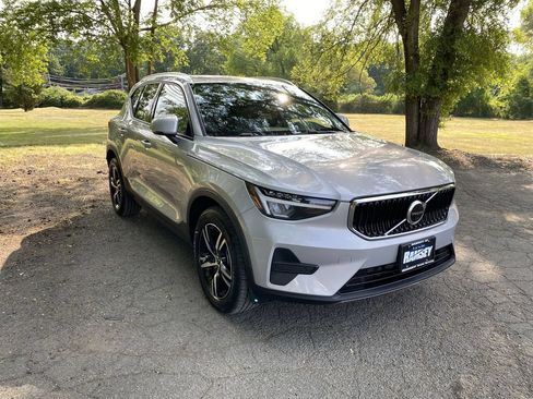 Used 2023 Volvo XC40 B5 Core w/ Climate Package AWD/4WD image 2