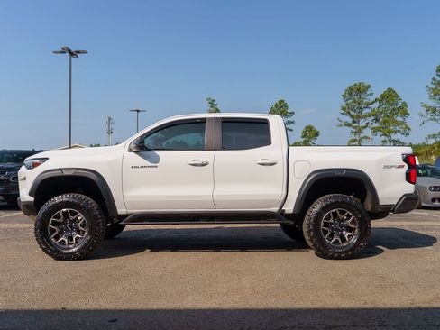 Used 2024 Chevrolet Colorado ZR2 w/ Technology Package AWD/4WD image 4