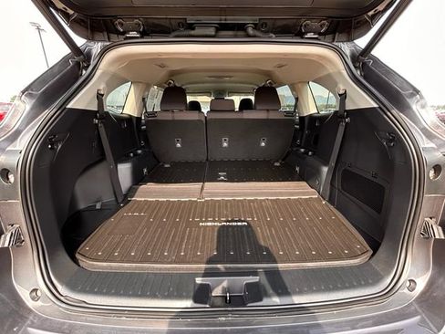 Used 2022 Toyota Highlander LE image 38