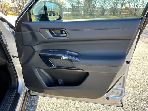 New 2025 Nissan Pathfinder SV w/ Black Appearance Package image 14