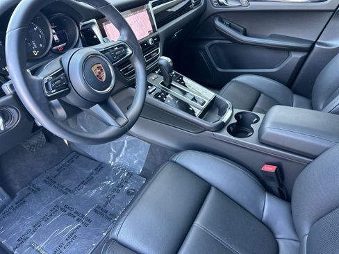 Certified 2026 Porsche Macan AWD/4WD image 4