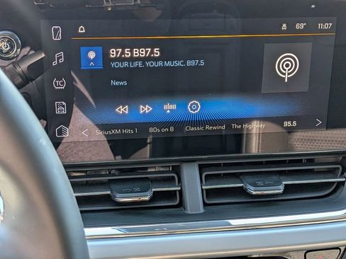 Used 2025 Chevrolet Trax LT w/ LT Convenience Package image 17