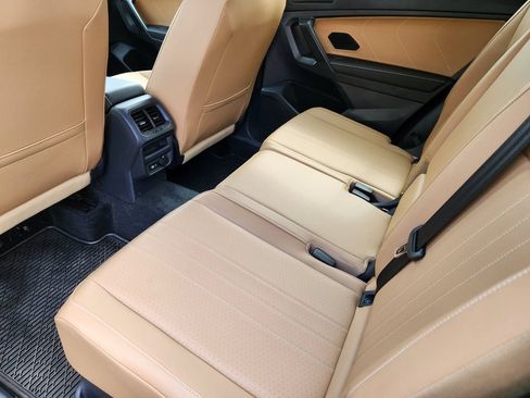 Used 2022 Volkswagen Tiguan SE w/ Panoramic Sunroof Package AWD/4WD image 17