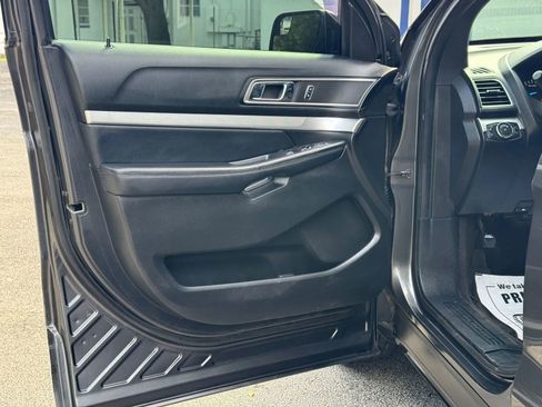Used 2017 Ford Explorer XLT image 11