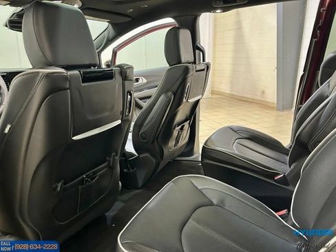 Used 2023 Chrysler Pacifica Limited w/ Uconnect Theater Family Group FWD image 12