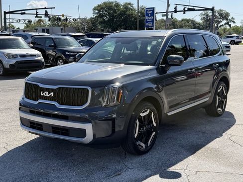 Certified 2024 Kia Telluride EX w/ EX Captain's Chair Package FWD image 9