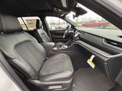 New 2025 Jeep Grand Cherokee Altitude image 8