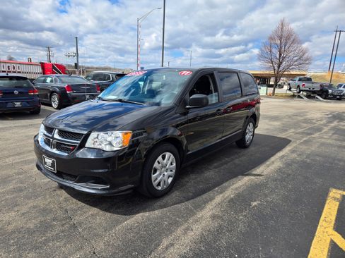 Used 2017 Dodge Grand Caravan SE image 3