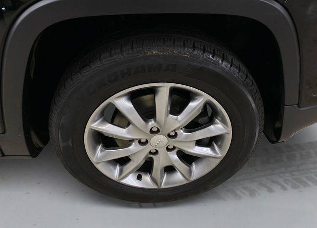 Used 2018 Jeep Cherokee Limited AWD/4WD image 16
