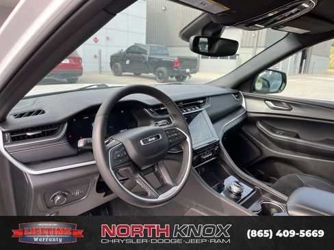 Used 2024 Jeep Grand Cherokee Altitude image 6