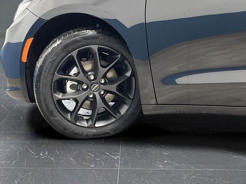 Used 2025 Chrysler Pacifica Limited image 36