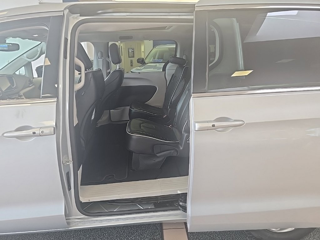 Used 2024 Chrysler Pacifica Limited FWD image 33