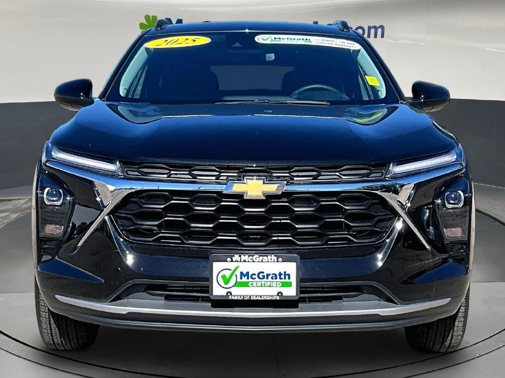 Used 2025 Chevrolet Trax LT FWD image 2
