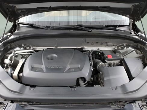 Used 2019 Volvo XC60 T5 Momentum w/ Multimedia Package image 26