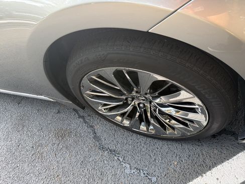 Used 2023 Lexus LS 500 w/ Accessory Package (Z2) RWD image 11