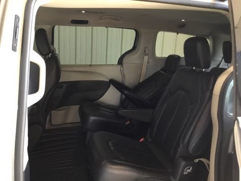 Used 2021 Chrysler Pacifica Touring-L FWD image 35