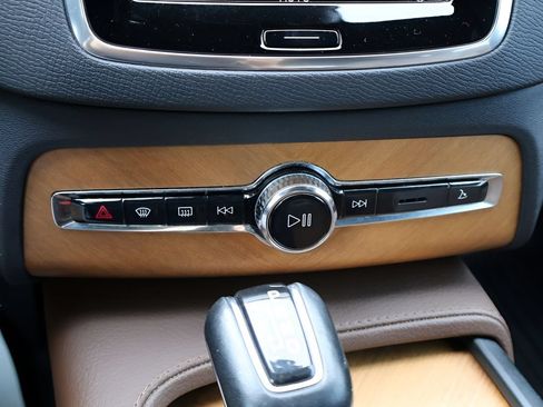 Used 2021 Volvo XC90 T6 Momentum w/ Protection Package Premier AWD/4WD image 27