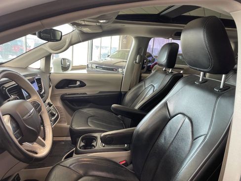 Used 2020 Chrysler Pacifica Limited image 16