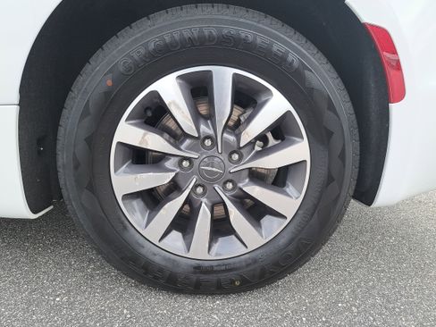 Used 2023 Chrysler Pacifica Touring-L FWD image 31