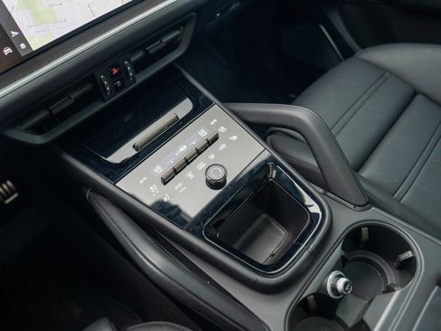 Certified 2025 Porsche Cayenne Turbo AWD/4WD image 21