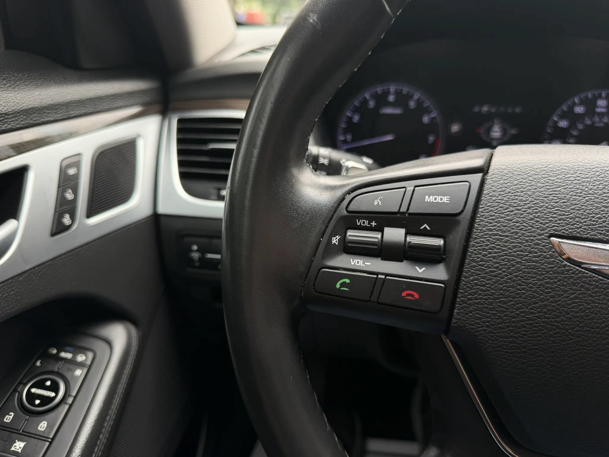 Used 2017 Genesis G80 3.8 RWD image 25
