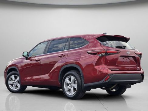 Used 2024 Toyota Highlander LE AWD/4WD image 18
