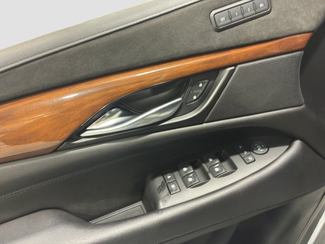 Used 2020 Cadillac Escalade Luxury AWD/4WD image 16