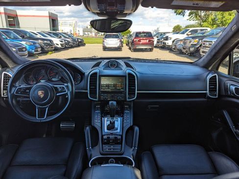 Used 2016 Porsche Cayenne Turbo S image 22