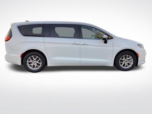 Used 2023 Chrysler Pacifica Touring-L FWD image 10