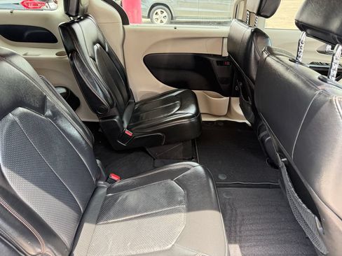 Used 2020 Chrysler Pacifica Touring-L FWD image 14
