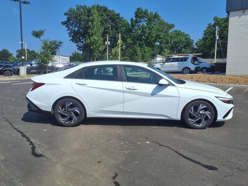 Used 2025 Hyundai Elantra SEL FWD image 2