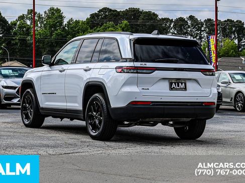 Used 2025 Jeep Grand Cherokee Altitude AWD/4WD image 7