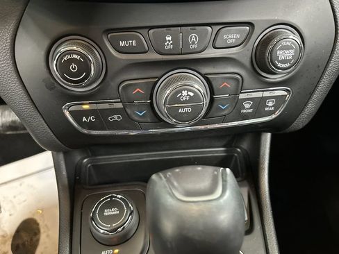 Used 2019 Jeep Cherokee Limited AWD/4WD image 16